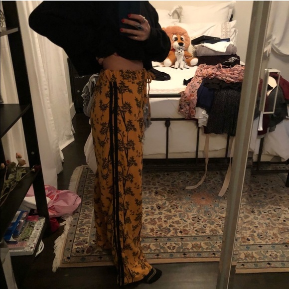 PRETTY LITTLE THING TRACK PANT🔥 - Picture 2 of 2